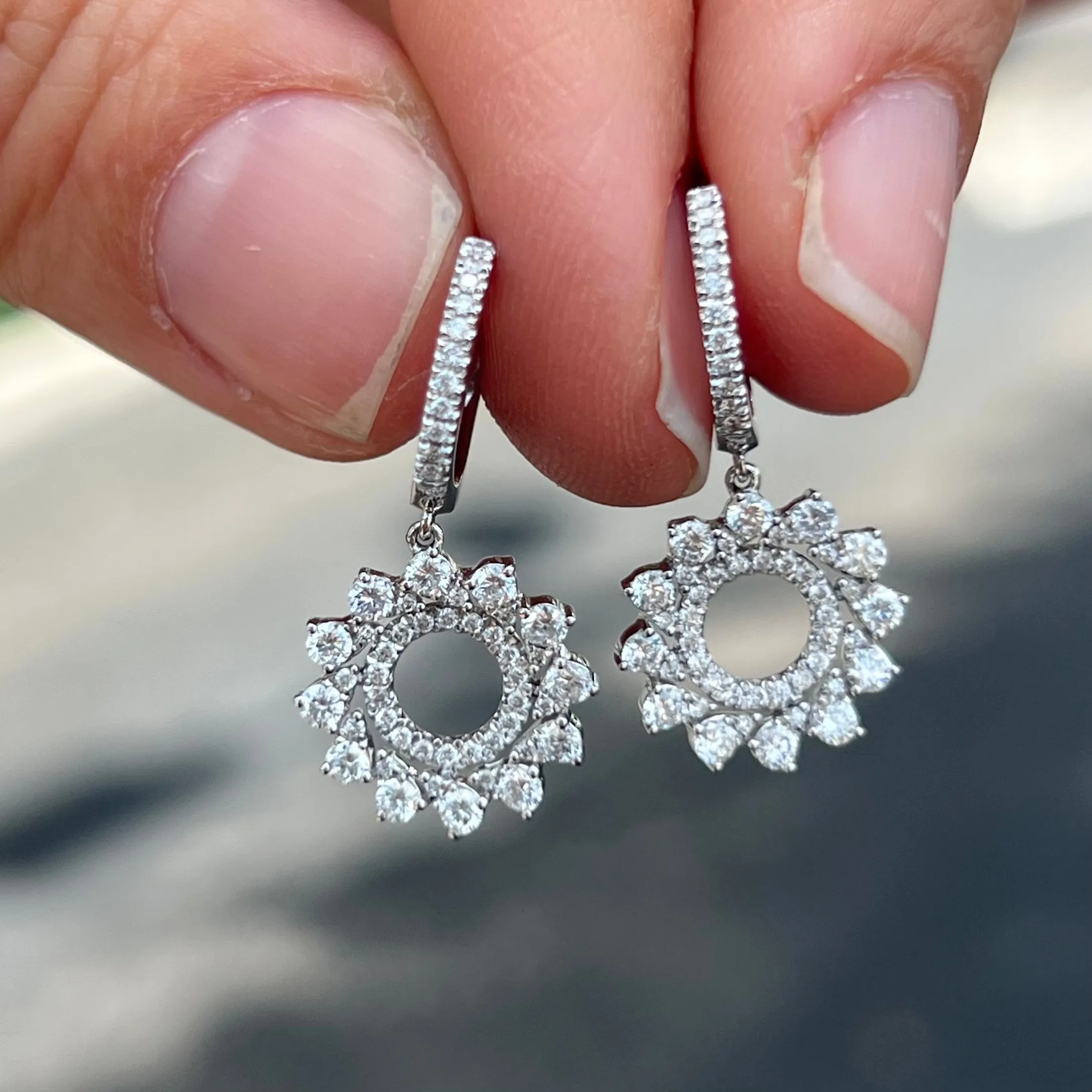 18K White Gold Diamond Circle Dangle Earring