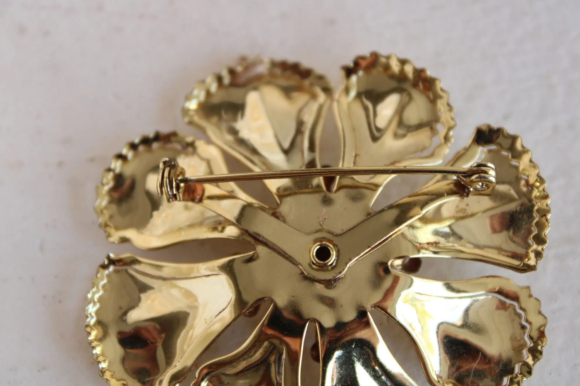 Vintage 1960s Flower in Gold Tone Metal Brooch