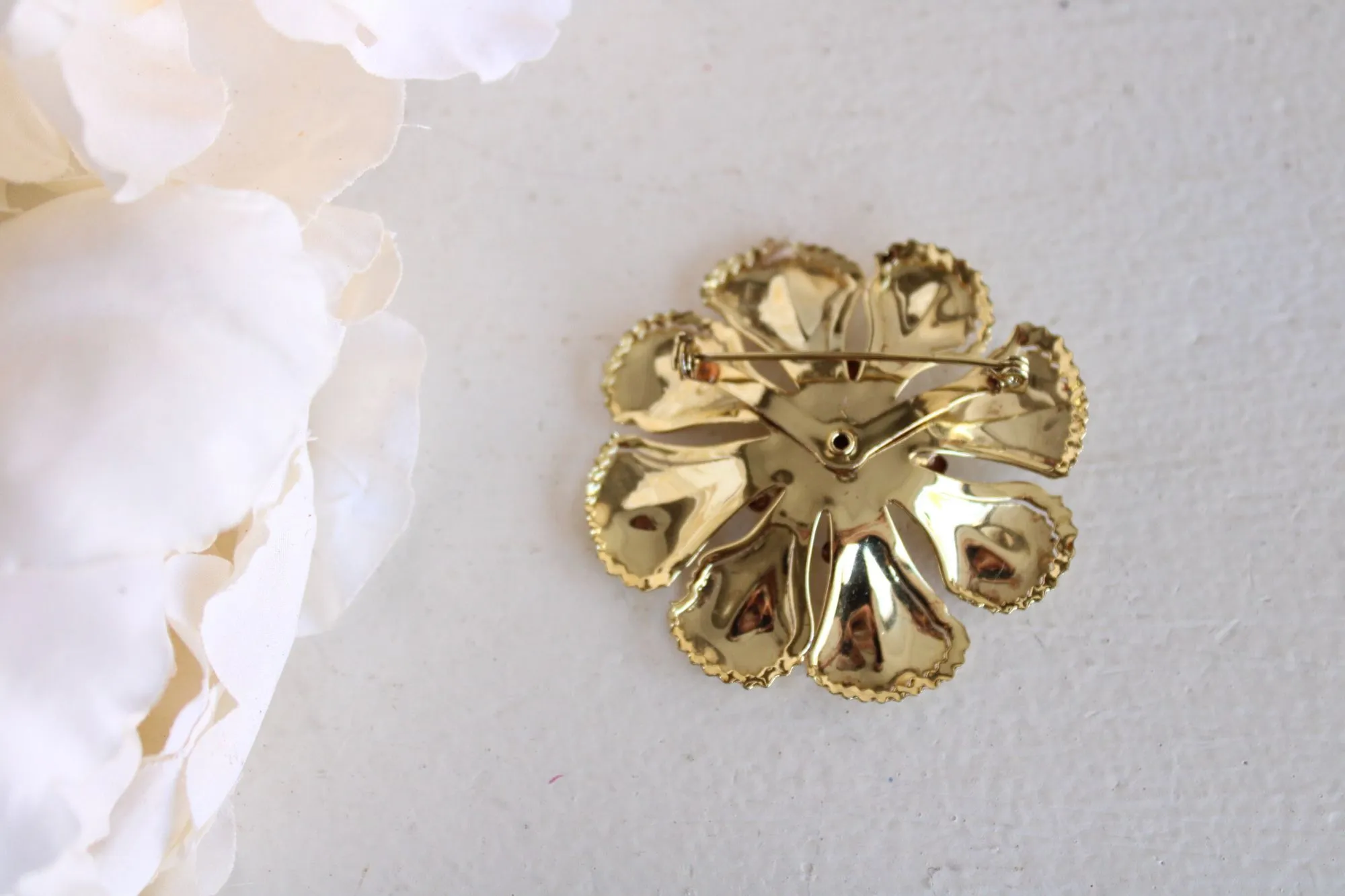 Vintage 1960s Flower in Gold Tone Metal Brooch