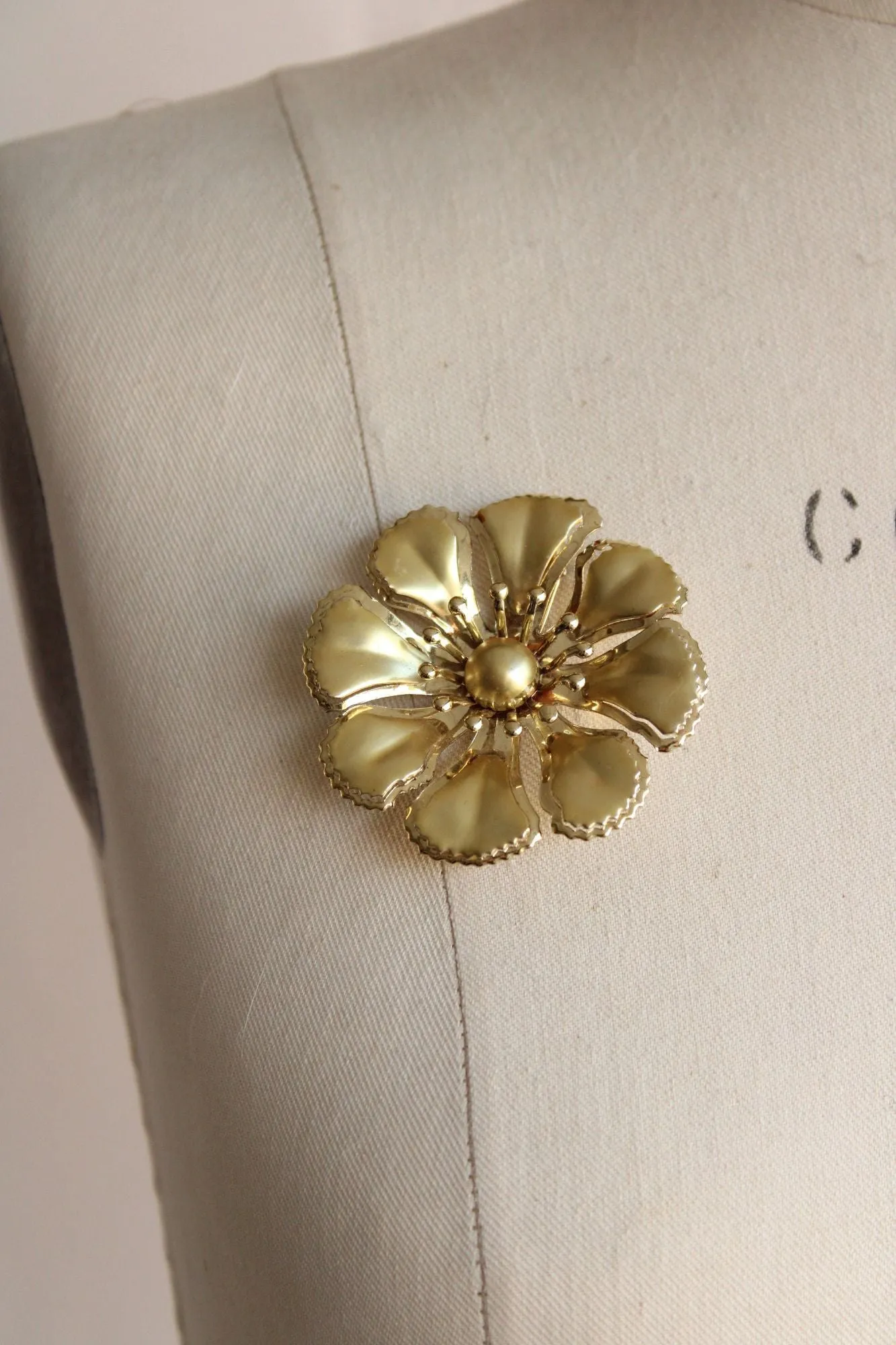 Vintage 1960s Flower in Gold Tone Metal Brooch