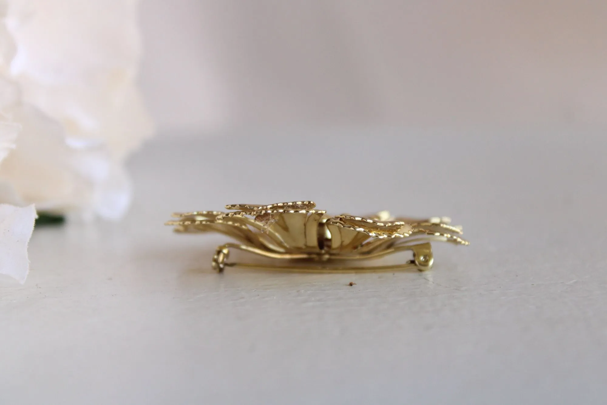 Vintage 1960s Flower in Gold Tone Metal Brooch