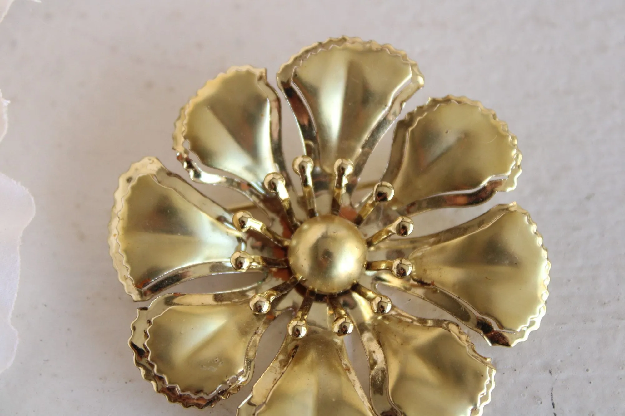 Vintage 1960s Flower in Gold Tone Metal Brooch